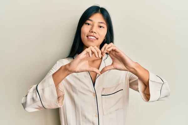 Jonge Chinese Vrouw Een Pyjama Glimlachend Liefde Met Hartsymbool Vorm — Stockfoto