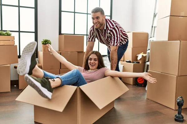 Jovem Casal Caucasiano Sorrindo Feliz Jogando Usando Caixa Papelão Como — Fotografia de Stock