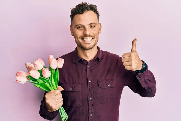 Jovem Hispânico Homem Segurando Buquê Flores Tulipas Rosa Sorrindo Feliz — Fotografia de Stock