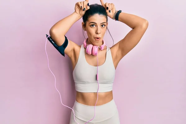 Jonge Latijns Amerikaanse Vrouw Gymkleren Met Behulp Van Een Koptelefoon — Stockfoto