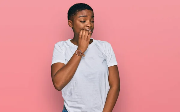 Mladá Afro Americká Žena Nosí Neformální Bílé Tričko Vypadá Vystresovaně — Stock fotografie