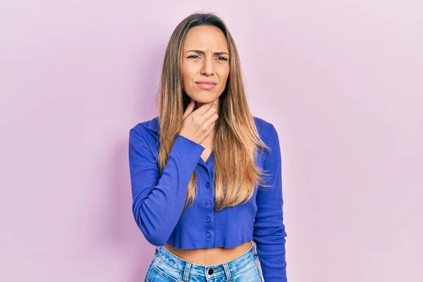 Mulher Hispânica Bonita Vestindo Camisa Azul Casual Tocando Pescoço Doloroso — Fotografia de Stock