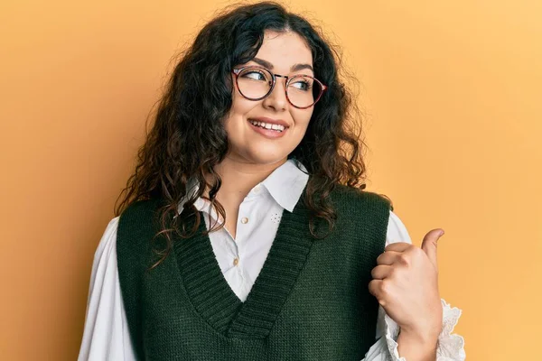 Jonge Brunette Vrouw Met Krullend Haar Dragen Casual Kleding Bril — Stockfoto