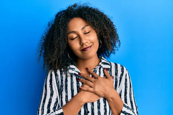 Mulher Americana Africana Bonita Com Cabelo Afro Vestindo Roupas Casuais — Fotografia de Stock