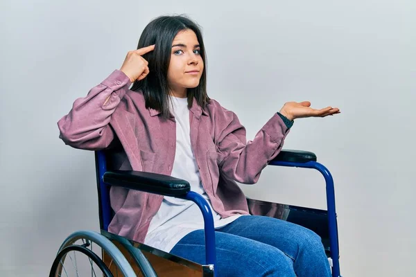 Молодая Брюнетка Сидящая Инвалидном Кресле Сбита Толку Раздражена Открытой Ладонью — стоковое фото