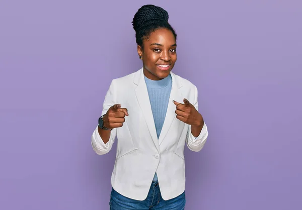 Jovem Afro Americana Vestindo Roupas Negócios Apontando Dedos Para Câmera — Fotografia de Stock