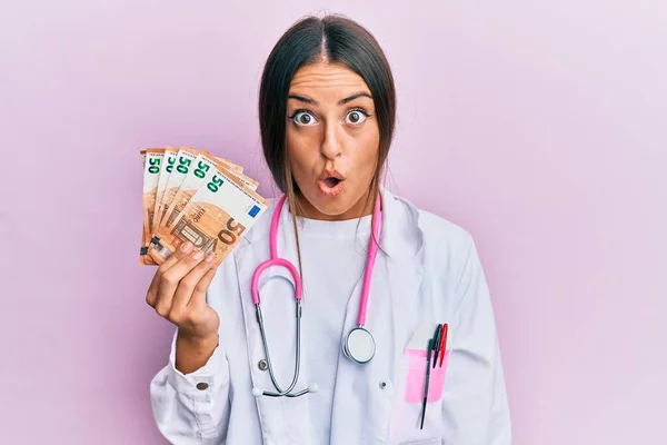 Mooie Latijns Amerikaanse Vrouw Medisch Uniform Met Euro Bankbiljetten Bang — Stockfoto