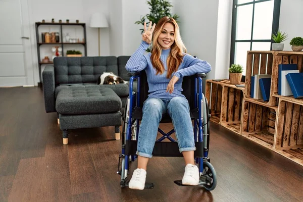 Giovane Bella Donna Seduta Sulla Sedia Rotelle Casa Mostrando Indicando — Foto Stock