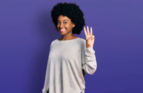 Jonge Afrikaanse Amerikaanse Vrouw Dragen Casual Kleding Tonen Wijzen Met — Stockfoto