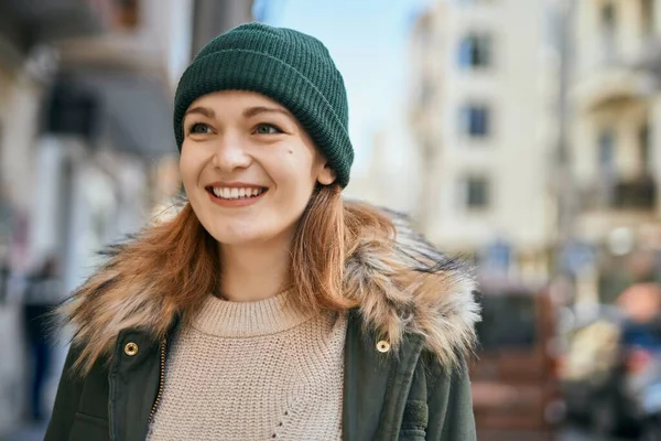 Jong Kaukasisch Meisje Glimlachen Gelukkig Staan Stad — Stockfoto