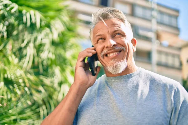 Hombre Pelo Gris Hispano Mediana Edad Sonriendo Feliz Hablando Teléfono — Foto de Stock