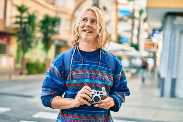 Mladý Skandinávský Turista Šťastně Usmívá Město — Stock fotografie