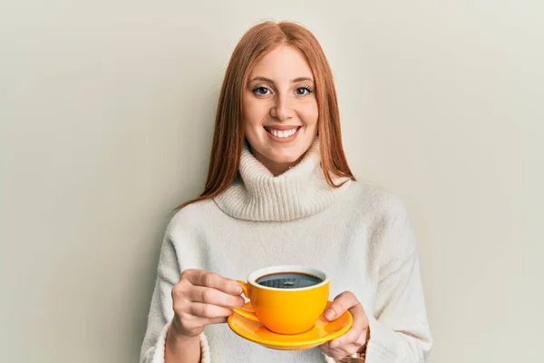 Νεαρή Ιρλανδή Γυναίκα Πίνει Ένα Φλιτζάνι Καφέ Χαμογελώντας Ένα Χαρούμενο — Φωτογραφία Αρχείου