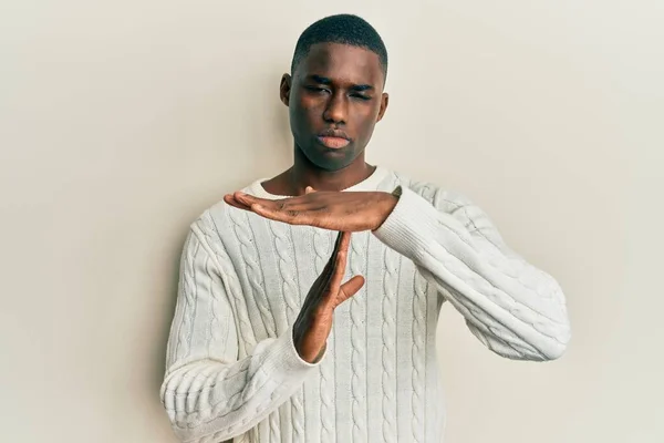 若いアフリカ系アメリカ人の男性は 手で時間をジェスチャーを行うカジュアルな服を着て フラストレーションと深刻な顔 — ストック写真