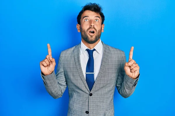 Bonito Homem Com Barba Vestindo Terno Negócios Gravata Espantado Surpreso — Fotografia de Stock