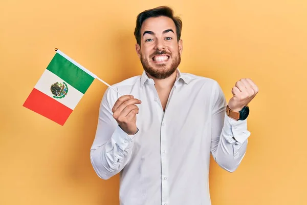 Hombre Caucásico Guapo Con Barba Sosteniendo Sombrero Mexicano Gritando Orgulloso —  Fotos de Stock