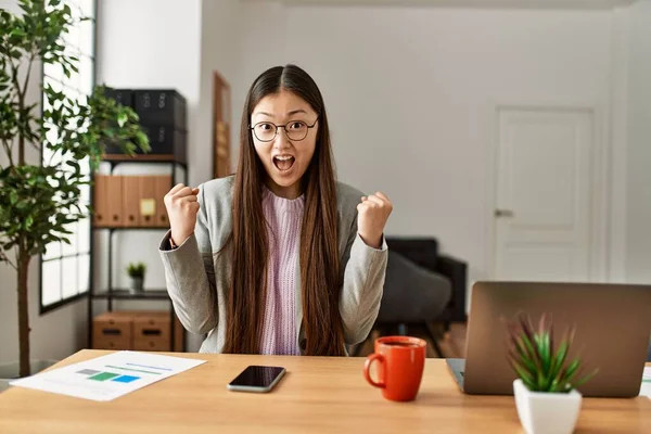 Ung Kinesisk Företagare Bär Business Style Sitter Skrivbordet Kontoret Skriker — Stockfoto