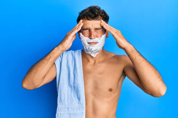 Homem Bonito Salvando Barba Com Espuma Barbear Sobre Rosto Sofrendo — Fotografia de Stock