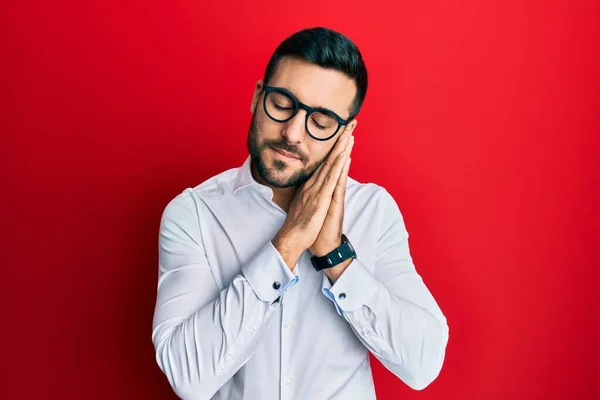 Ung Latinamerikansk Affärsman Bär Skjorta Och Glasögon Sover Trött Drömmer — Stockfoto