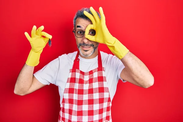 Bonito Homem Meia Idade Com Cabelos Grisalhos Vestindo Avental Segurando — Fotografia de Stock