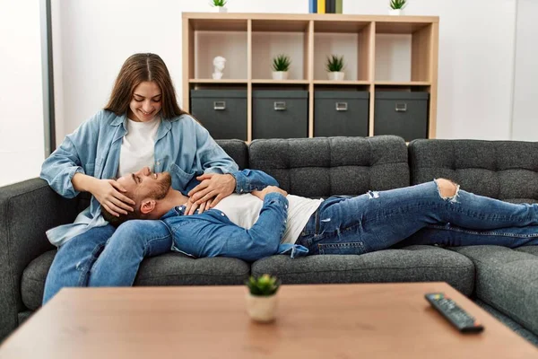 Young Caucasian Couple Relaxed Sitting Sofa Home — Stock Photo, Image