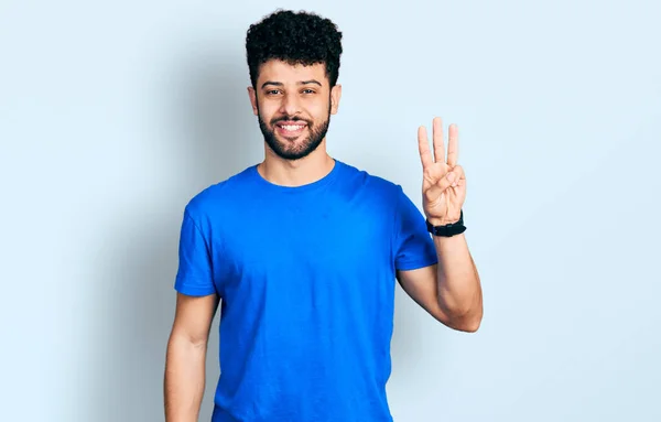 Junger Arabischer Mann Mit Bart Trägt Legeres Blaues Shirt Und — Stockfoto