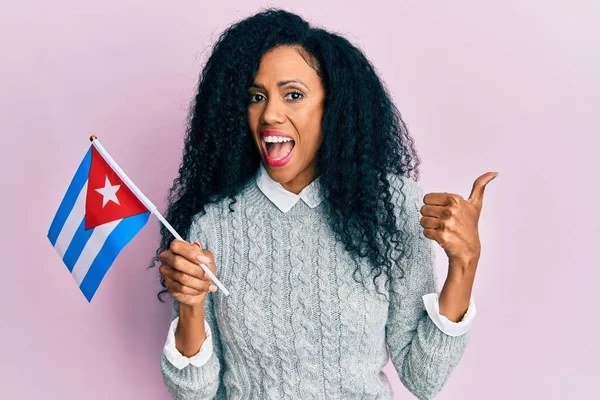 Middelbare Leeftijd Afrikaanse Amerikaanse Vrouw Met Cuba Vlag Wijzen Duim — Stockfoto