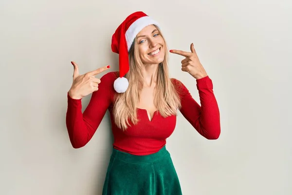 Prachtige Blanke Vrouw Kerstkostuum Hoed Lachend Vrolijk Tonen Wijzen Met — Stockfoto