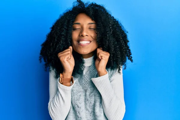 Mujer Afroamericana Con Pelo Afro Vistiendo Suéter Casual Invierno Emocionada — Foto de Stock