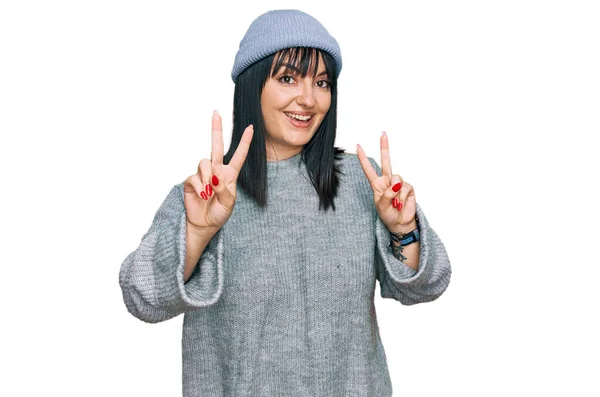 Şirin Yün Şapkalı Genç Spanyol Kadın Kameraya Bakıp Zafer Işareti — Stok fotoğraf