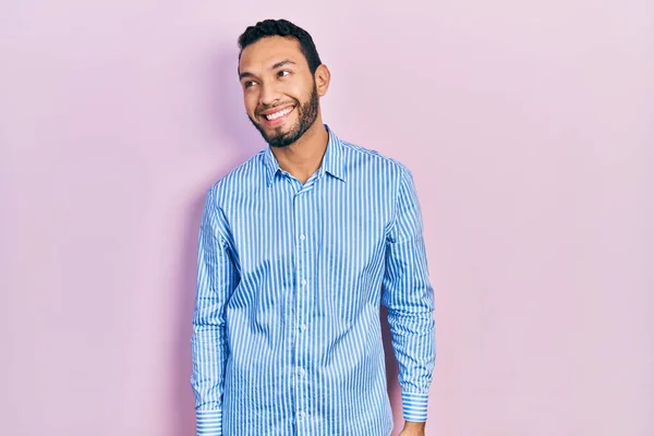 Hombre Hispano Con Barba Vistiendo Una Camisa Azul Casual Mirando — Foto de Stock