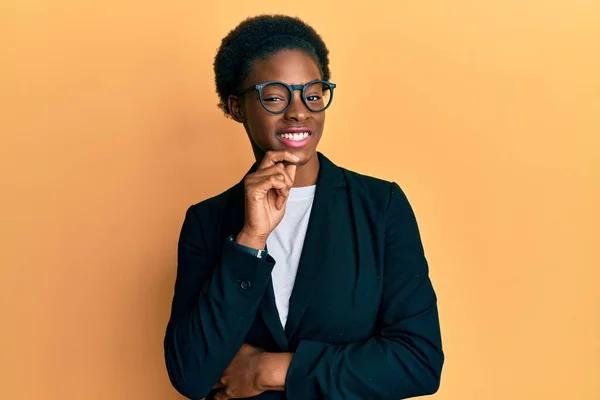 Fiatal Afro Amerikai Lány Üzleti Kabátban Szemüvegben Mosolyogva Magabiztosan Néz — Stock Fotó