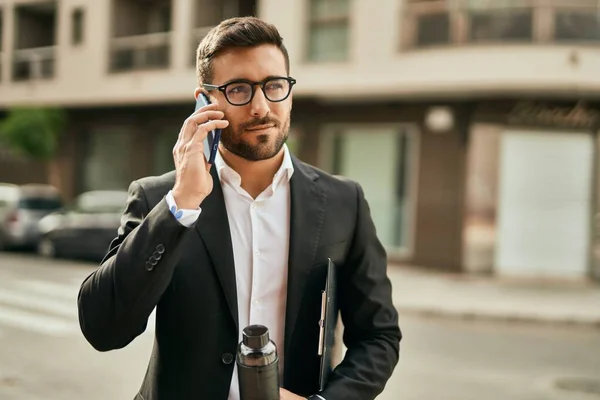 Jonge Spaanse Zakenman Glimlachend Gelukkig Praten Smartphone Stad — Stockfoto