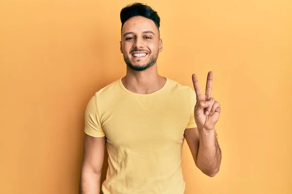 Junger Arabischer Mann Legerer Kleidung Lächelt Mit Glücklichem Gesicht Und — Stockfoto
