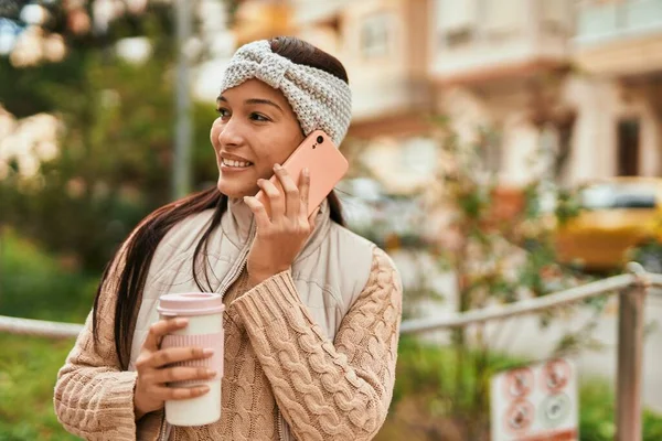 Junge Lateinamerikanische Frau Spricht Auf Dem Smartphone Und Trinkt Kaffee — Stockfoto