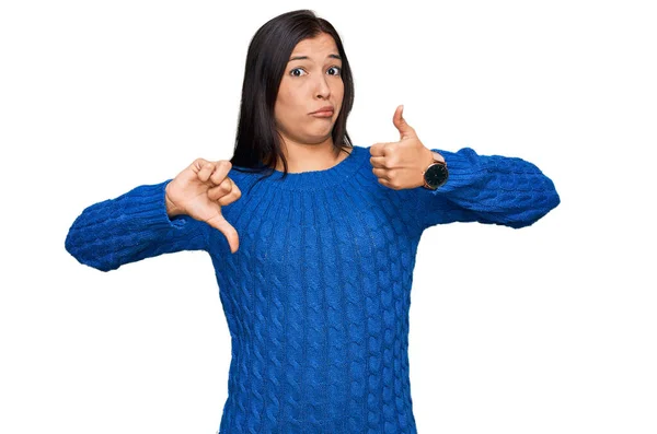 カジュアルな服を着た若いヒスパニック系の女性が親指を上下に 意見の相違や合意表現を行う 狂気の葛藤 — ストック写真