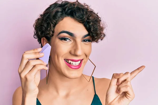 Jovem Vestindo Mulher Compõem Segurando Esponja Maquiagem Sorrindo Feliz Apontando — Fotografia de Stock