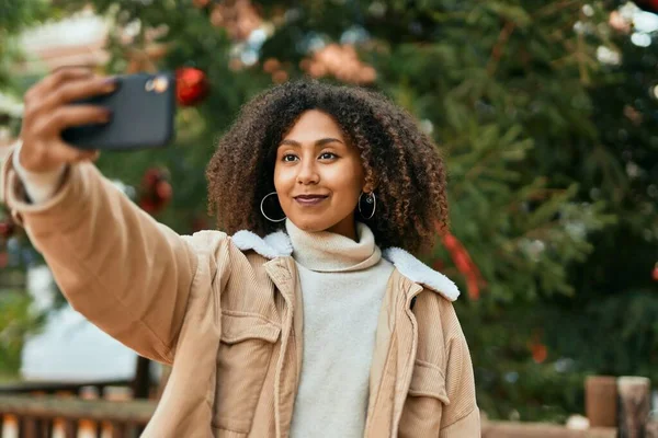 Joven Mujer Afroamericana Sonriendo Feliz Haciendo Selfie Por Teléfono Inteligente — Foto de Stock