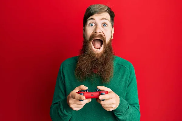 Homem Ruivo Com Barba Longa Jogando Vídeo Game Segurando Controlador — Fotografia de Stock