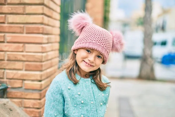 Entzückendes Kaukasisches Mädchen Das Glücklich Lächelt Wenn Der Stadt Steht — Stockfoto