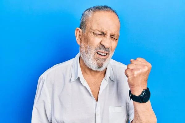 Hombre Mayor Guapo Con Barba Vistiendo Camisa Blanca Casual Enojado —  Fotos de Stock