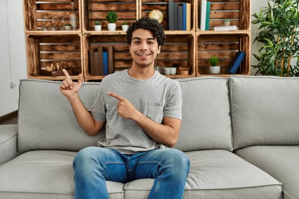 Joven Hispano Vestido Con Ropa Casual Sentado Sofá Casa Sonriendo — Foto de Stock