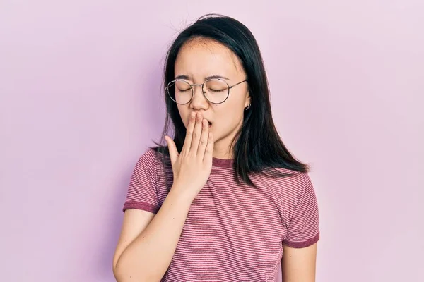 Menina Chinesa Jovem Vestindo Roupas Casuais Óculos Entediado Bocejo Cansado — Fotografia de Stock