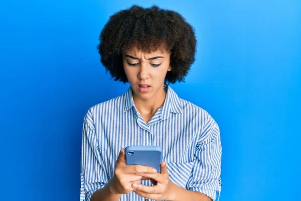 Menina Hispânica Jovem Usando Expressão Sem Noção Smartphone Confuso Conceito — Fotografia de Stock