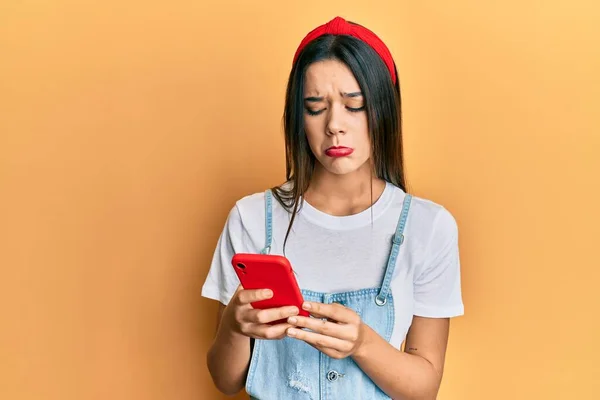 Jovencita Hispana Usando Smartphone Deprimida Preocupada Por Angustia Llorando Enojada — Foto de Stock