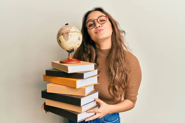 Joven Chica Hispana Estudiando Geografía Mirando Cámara Soplando Beso Siendo — Foto de Stock