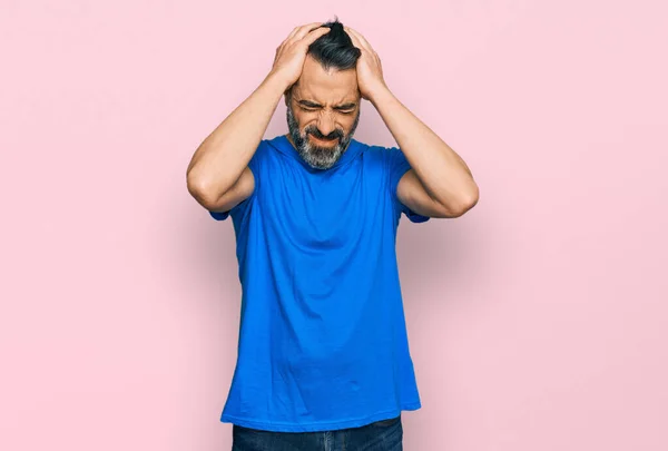 Homme Âge Moyen Avec Barbe Portant Shirt Bleu Décontracté Souffrant — Photo