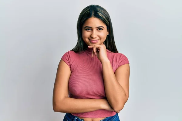 Junge Lateinamerikanische Frau Lässiger Kleidung Lächelt Selbstbewusst Die Kamera Die — Stockfoto