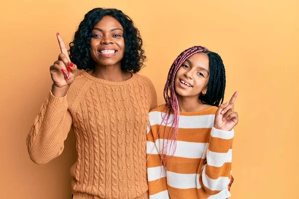 Schöne Afrikanisch Amerikanische Mutter Und Tochter Wollenen Winterpullover Mit Erhobenem — Stockfoto