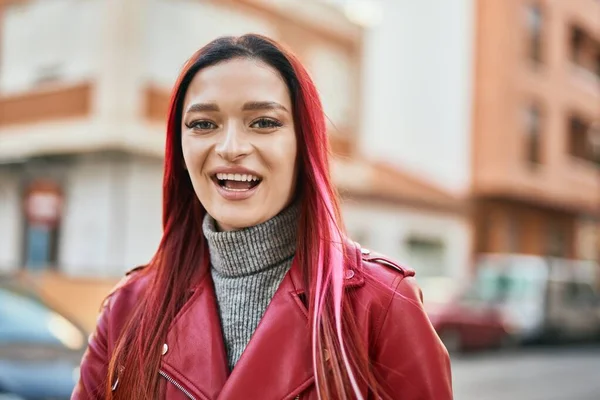 Jong Kaukasisch Meisje Glimlachen Gelukkig Staan Stad — Stockfoto